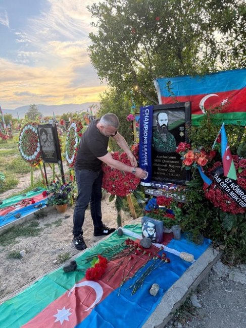 Qurban Qurbanov “Qarabağ”ın əfsanəsinin məzarını ziyarət etdi - 